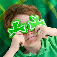 boy leprechaun, smiling irish child & st. patrick's day shamrock cookies - home decoration stockfoto's en -beelden
