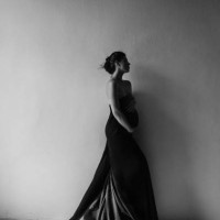 brünette frau im schwarzen kleid im studio - fashion stock-fotos und bilder