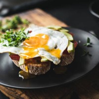 breakfast toast with avocado, fried egg and sprouts - food stock-fotos und bilder