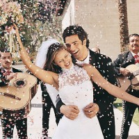 bride and groom celebrating with confetti and a mariachi band - garden decoration stockfoto's en -beelden