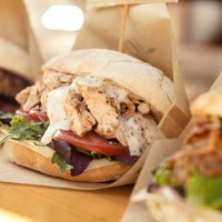 broodje kip, food truck - food stockfoto's en -beelden