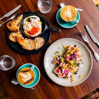 brunch at the cafe with shakshouka and fog toast decorated with flowers, top view - food stockfoto's en -beelden