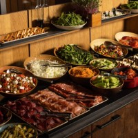 buffettisch im restaurant - food stock-fotos und bilder