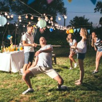 buiten partij - garden decoration stockfoto's en -beelden