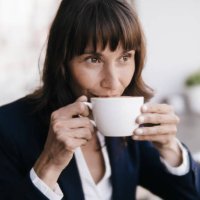 businesswoman sitting in cafe, drinking coffee - coffee stockfoto's en -beelden