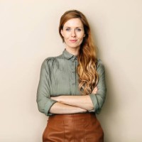 businesswoman smiling with arms folded - fashion stock-fotos und bilder