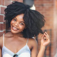 c’est une beauté locale - hairstyle photos et images de collection