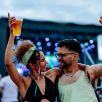 câlin de couple avec une bière à la main au concert - concert photos et images de collection