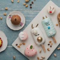 cakes and ice cream composition on a table top - home decoration stockfoto's en -beelden
