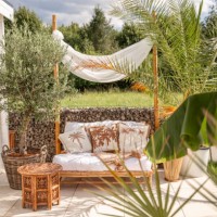 canapé d’extérieur de jardin confortable dans un style bambou boho avec des matériaux naturels et du lin - garden decoration photos et images de collection