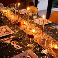 candlelit dining table covered in sparkling confetti during a new year's eve party - home decoration stock pictures, royalty-free photos & images