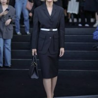 Carey Mulligan arrives at the Prada fashion show during the Milan Womenswear Spring/Summer 2025 on September 19, 2024 in Milan, Italy.