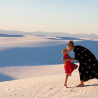 caucasian mother and daughter kissing in desert - fashion fotografías e imágenes de stock