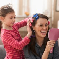 caucasian mother and daughter playing dress up - hairstyle stockfoto's en -beelden