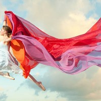 caucasien femme flottant dans l'air avec des écharpes - fashion photos et images de collection