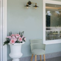 chairs and flower pots on a blue background. - garden decoration stock-fotos und bilder
