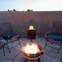 chairs around back yard fire pit at dusk - garden decoration photos et images de collection