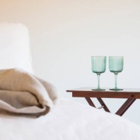 chaise lounge in bedroom - home decoration stockfoto's en -beelden