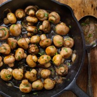 champiñones de mantequilla y ajo con cebolla - food fotografías e imágenes de stock