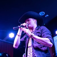 chanteur chantant dans un concert de musique - concert photos et images de collection