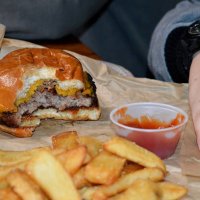 cheeseburger and french fries - junk food stock-fotos und bilder