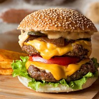 cheeseburger with french fries - junk food stockfoto's en -beelden