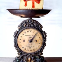 cheesecake scale - junk food stockfoto's en -beelden