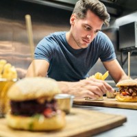 chef bereiding hamburger in commerciële keuken - junk food stockfoto's en -beelden