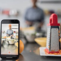 chef filmando clase de cocina en smartphone - food fotografías e imágenes de stock