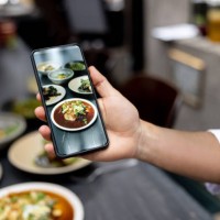 chef taking a picture of a plate at a restaurant using a cell phone - food stock pictures, royalty-free photos & images