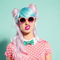 cheveux teints en rose bande dessinée japonaise fille grimace de crispation - fashion photos et images de collection