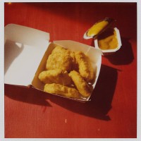chicken nuggets and sauce - junk food stockfoto's en -beelden