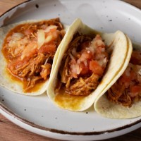 chicken tacos with pico de gallo filling a plate - junk food stock pictures, royalty-free photos & images