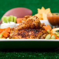 chicken wings & football - food stockfoto's en -beelden