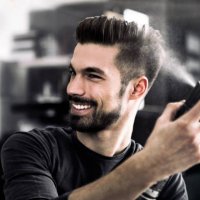 chico de moda usar laca para el cabello - hairstyle fotografías e imágenes de stock