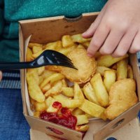 child eating a takeaway at the beach - junk food stock pictures, royalty-free photos & images