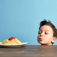 child looking to spaghetti - food stock pictures, royalty-free photos & images