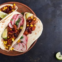 chili con carne tacos viewed from above - food photos et images de collection