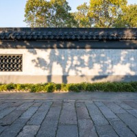 chinese classical garden, white wall. black tiles. - garden decoration stock pictures, royalty-free photos & images