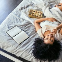 chocolade vragen niet, chocolade begrijpt - junk food stockfoto's en -beelden