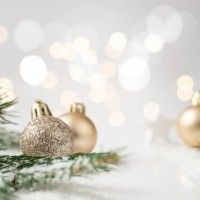 christmas background with fir branches and golden christmas balls on white background. fairy lights. - home decoration stockfoto's en -beelden