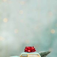 christmas background with vintage station wagon car with christmas tree in trunk and bow on rooftop - home decoration stock pictures, royalty-free photos & images