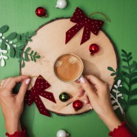 christmas coffee holidays woman hands from above overhead flat lay - home decoration stockfoto's en -beelden