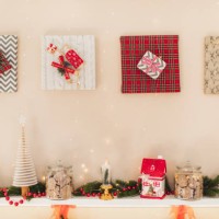 christmas cozy kitchen with christmas decorations and garlands. - home decoration stockfoto's en -beelden