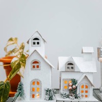 christmas decoration at home.nutcracker and xmas houses in cvardboard - home decoration stockfoto's en -beelden