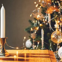 christmas decorations with white candles on table - home decoration stock-fotos und bilder