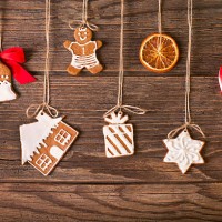 christmas gingerbread cookies on wood background - home decoration stock pictures, royalty-free photos & images