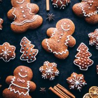 christmas gingerbread man cookies and spices - home decoration stock pictures, royalty-free photos & images
