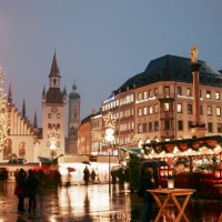 christmas market on marienplatz by new town hall - home decoration stockfoto's en -beelden
