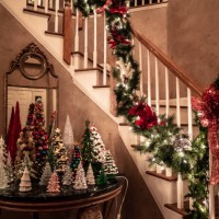 christmas party tree decorations - home decoration stockfoto's en -beelden